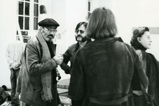 Ο Takis, ο Χρήστος Ιωακειμίδης και ο Αλέξανδρος Ιόλας στην έκθεση για τους οκτώ Ελληνες καλλιτέχνες, στο ICA, Λονδίνο